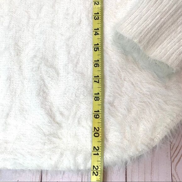 Rare GAP Fuzzy White Sweater Size Small - Picture 10 of 10